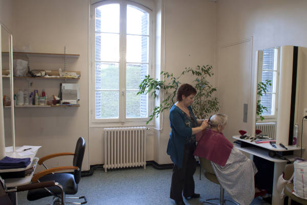 Un salon de coiffure est disponible au rez-de-chaussée